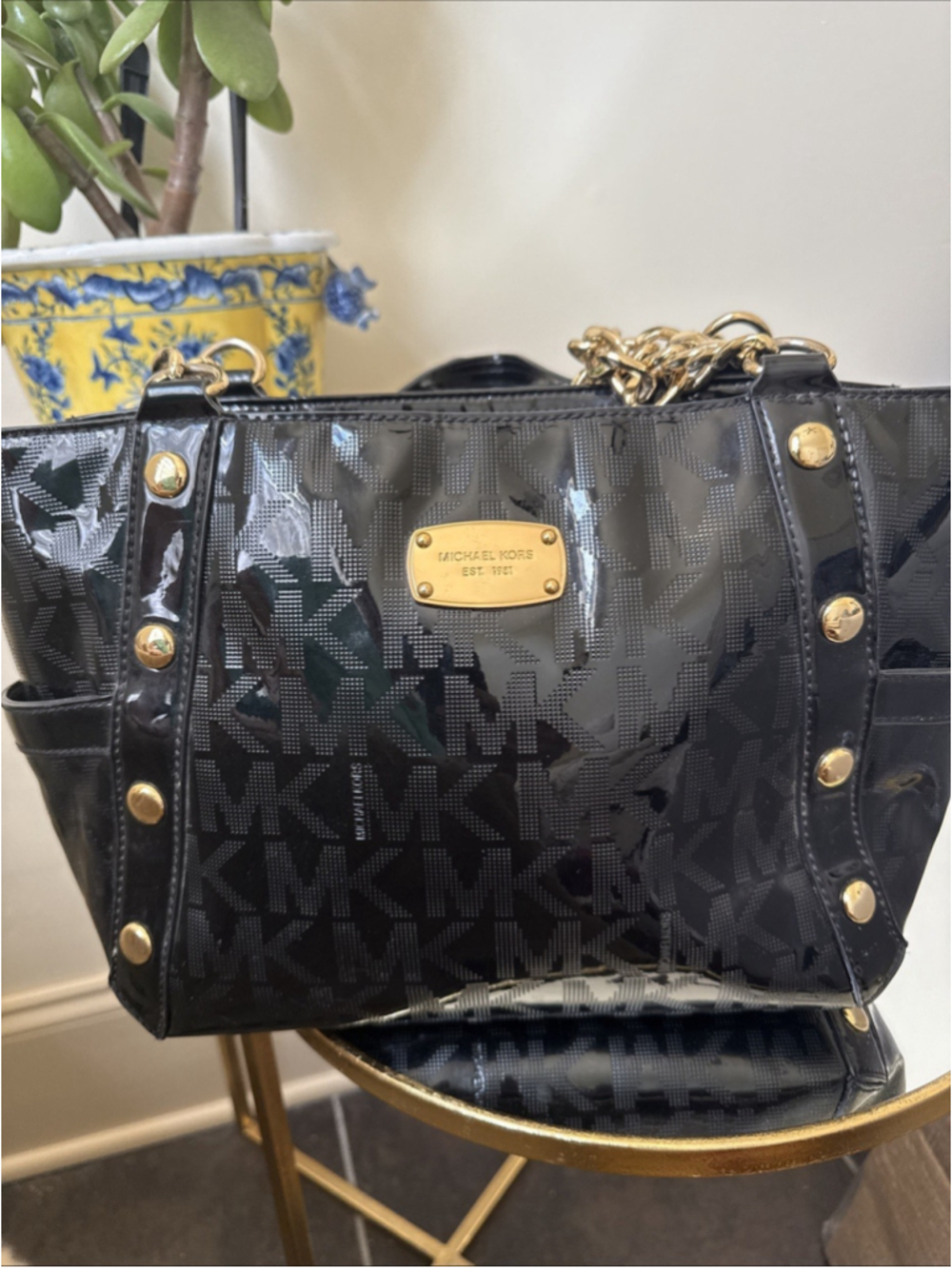 Michael Kors Black Patent Leather Shoulder Bag Gold Studded Logo Delancy - Picture 2 of 12
